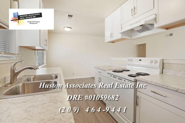 Building Photo - 4421 Calandria St #4