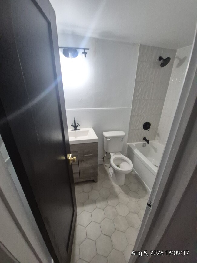 Photo du bâtiment - SPACIOUS, UPDATED  2 BEDROOM APT WITH IN SUITE LAUNDRY