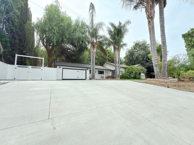 Building Photo - Luxury 3-Bedroom + Bonus Room Home in Gated Shadow Hills Community – Short & Long Term Available