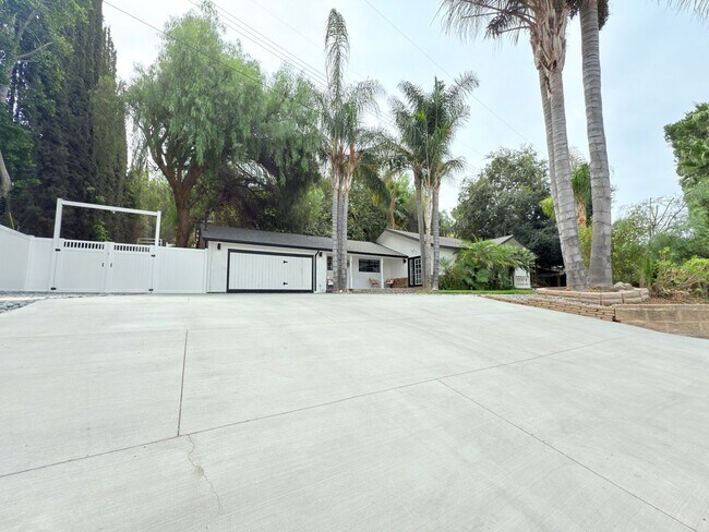 Foto del edificio - Luxury 3-Bedroom + Bonus Room Home in Gated Shadow Hills Community – Short & Long Term Available