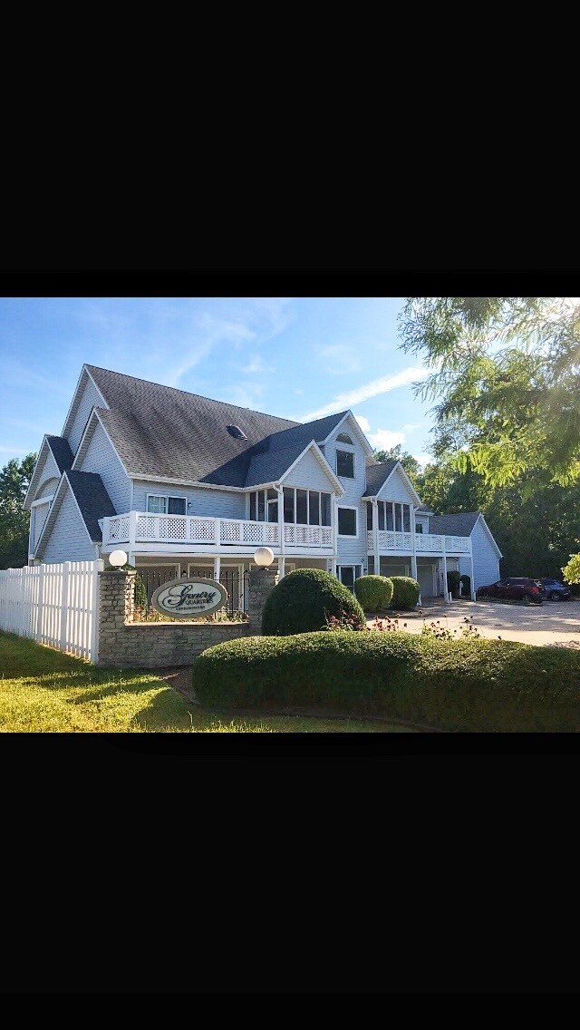 Frente del condominio - 1350 S College Mall Rd