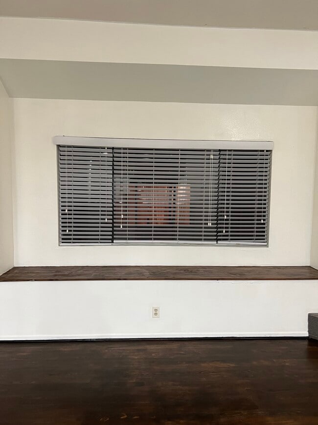 Bay window - 210 E Plymouth St