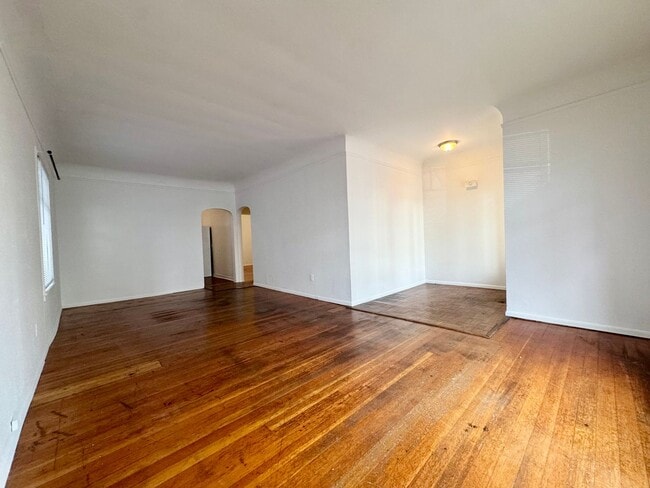 Building Photo - Queen Anne Home