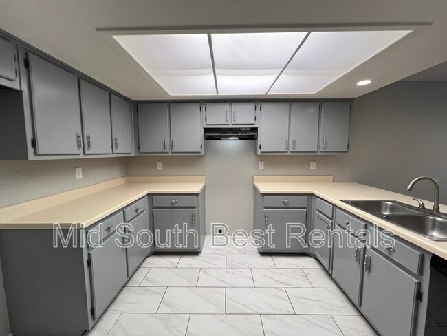 Building Photo - 2818 E Hickory Bluff