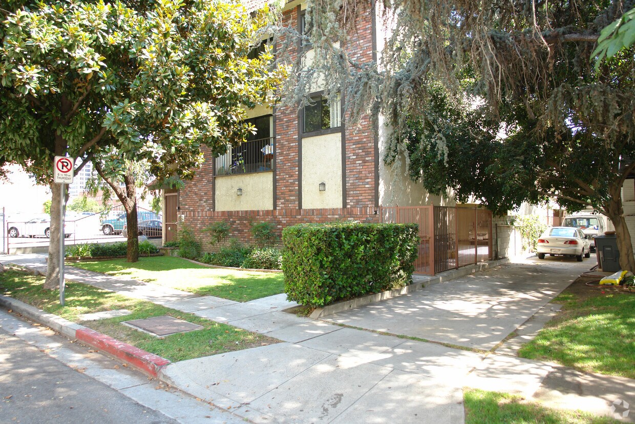 Building Photo - 330 W Pioneer Dr