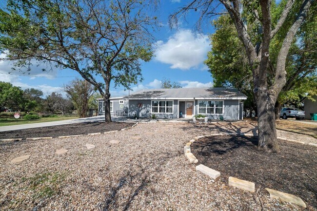 Building Photo - Lake Front 4 Bedroom 3 bath Single Family ...