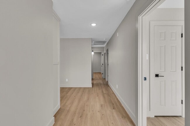 Building Photo - 6014 W 43rd St