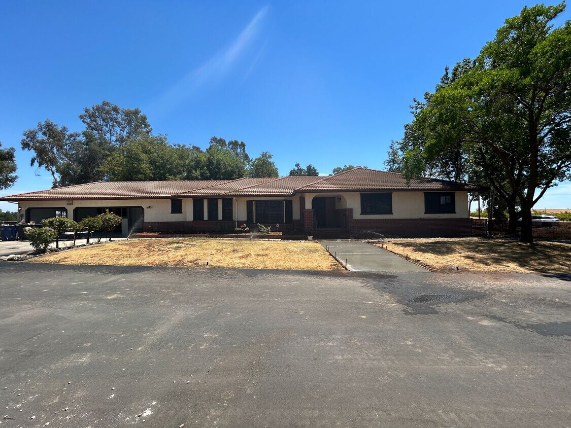 Foto principal - Remodeling almost done on this country hom...