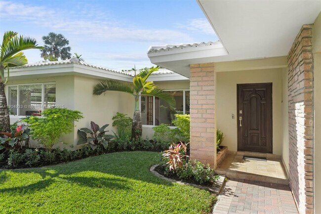 Foto del edificio - 6140 Pine Tree Dr