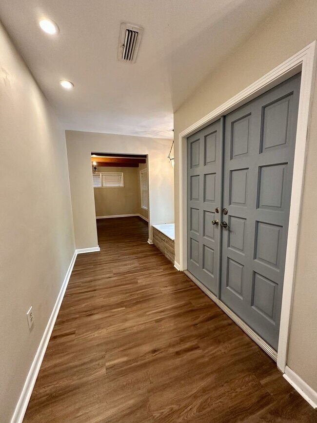 Building Photo - Upgraded 4BR/3.5BA Pool Home in Prestigiou...
