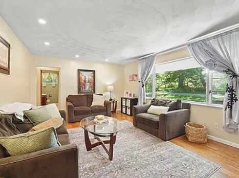 Foto del edificio - 324 Dimmock Hill Rd