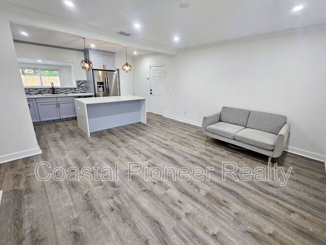 Building Photo - 3912 W Bay View Ave