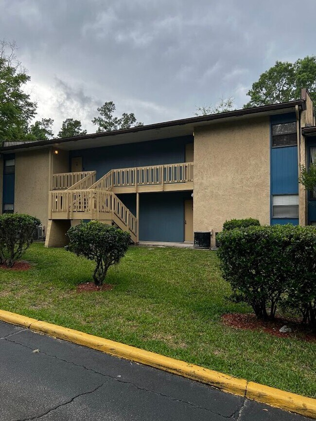 Building Photo - Location, location, location! 875 SF Unit-...