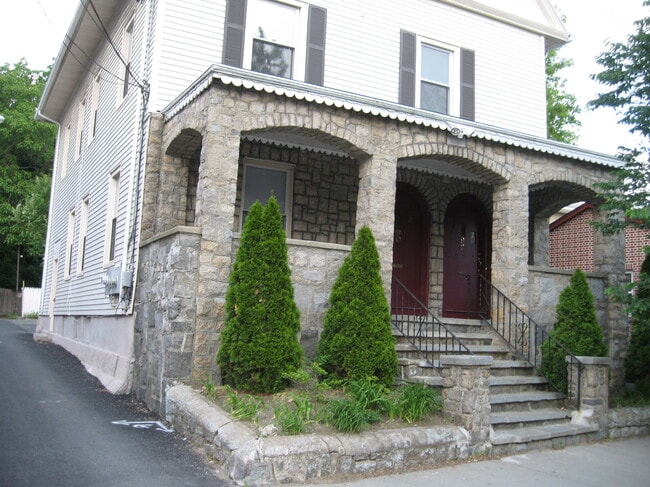 Building Photo - 90 Messer St