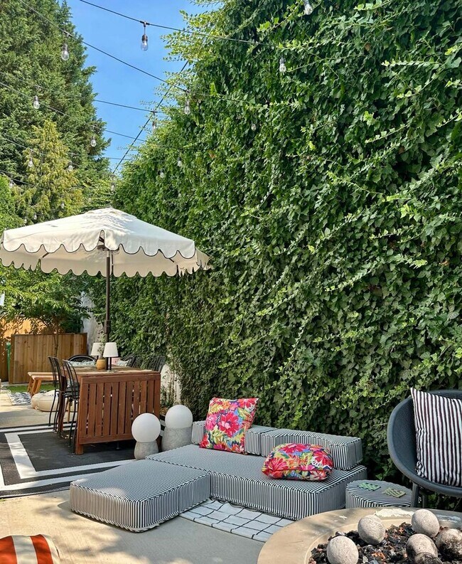 Foto del edificio - Luxurious 3 Bed, 3.5 Bath Custom Townhouse in Coveted Sellwood Location!