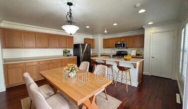 Building Photo - 564 Botan St