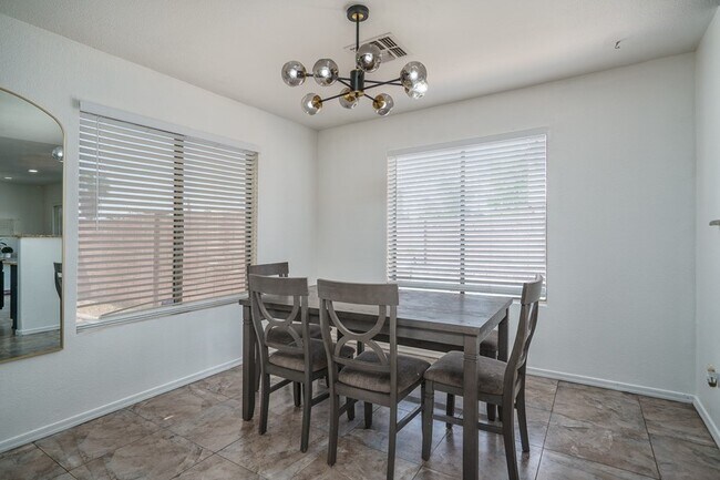 Foto del edificio - LOVELY 3 BED/2.5 BATH HOME WITH POOL!