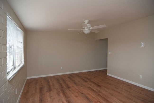 Building Photo - Charming 3 Bedroom 2 Bath Home! South Tucs...