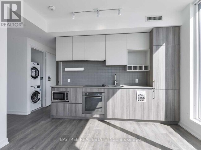 Photo du bâtiment - 898 Portage Pkwy