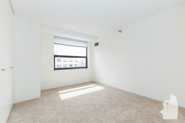 Building Photo - 306 S Halsted St