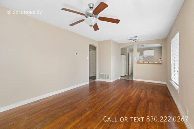 Building Photo - "Charming 2-Bed Oasis in San Antonio: Cozy...