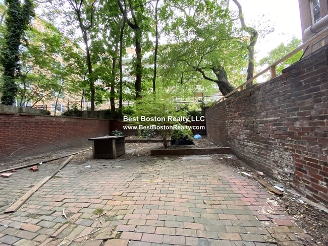 Building Photo - 120 Charles St