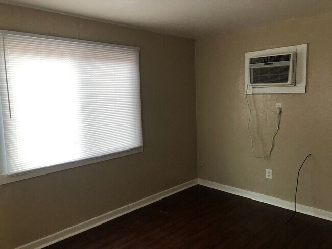 Building Photo - 245 1/2 N. M STREET UNIT A  1 BEDROOM 1 BA...