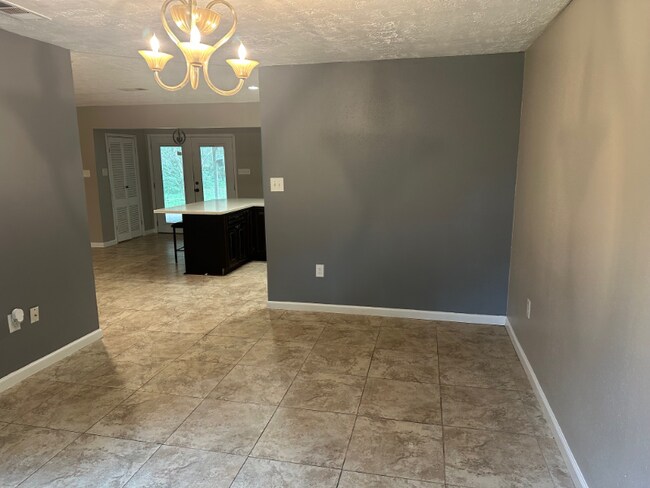 Building Photo - 710 Riverview Dr