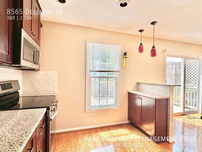 Building Photo - Bright, Beautiful Vienna Townhouse- Walk t...