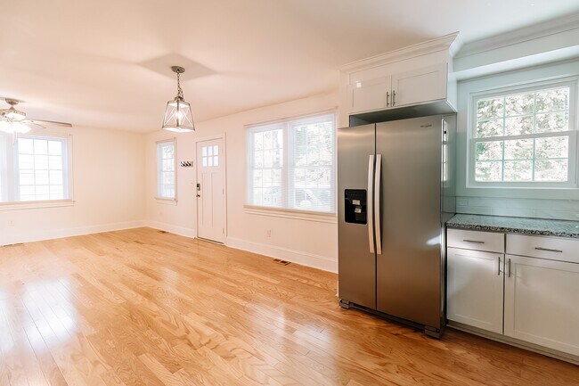 Kitchen - 302 Dukeland Dr