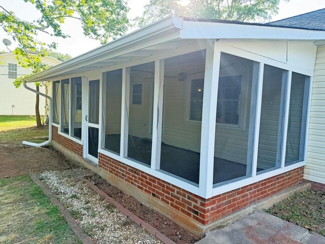 Building Photo - Charming Vintage Ranch, Den, Fireplace, Screened Porch