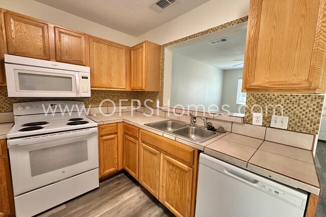 Foto del edificio - 2/1 Destin Townhome - $1,600! AVAILABLE NOW!
