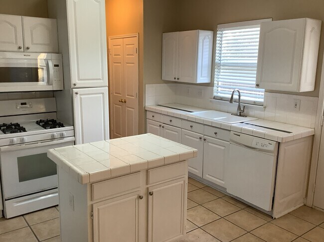 Building Photo - 1213 Calvert Dr