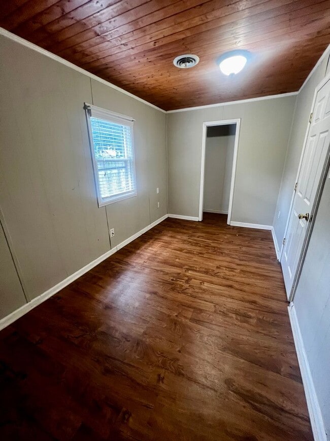 Building Photo - Adorable 2 bedroom home
