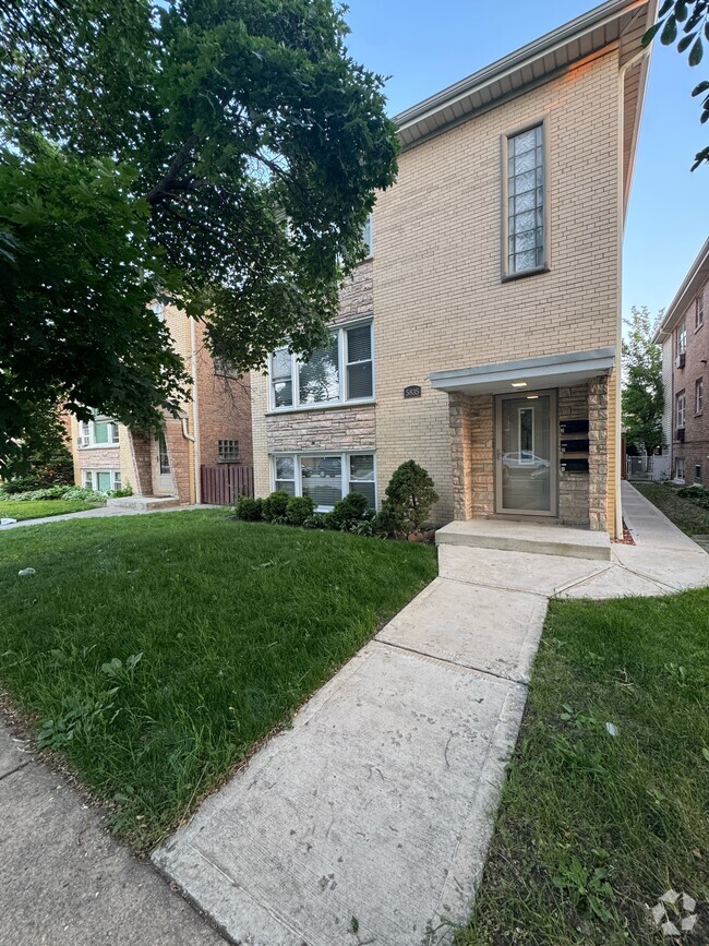 Building Photo - 5835 W Lawrence Ave