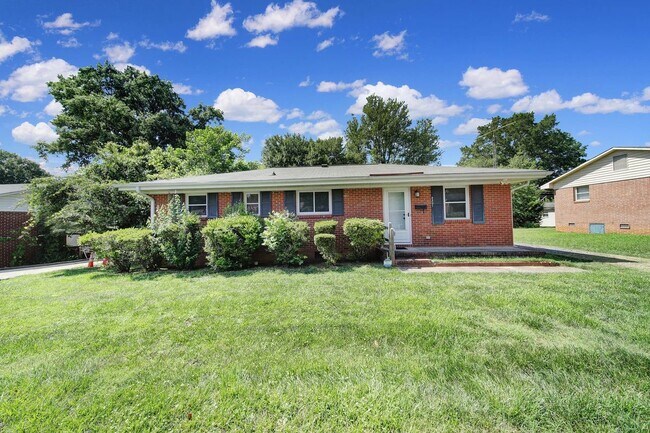 Foto del edificio - 4301 Briarhill Dr