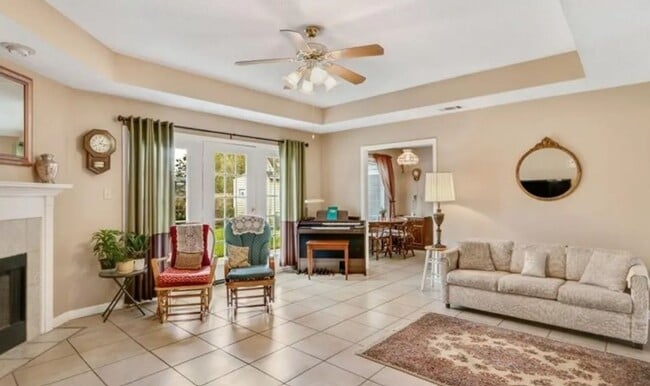 Building Photo - Charming 3 Bed / 2 Bath Home with Split Fl...