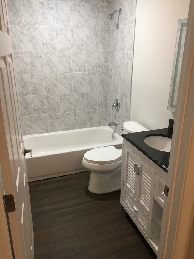 Baño principal n.° 1 - 10119 Fernglen Ave