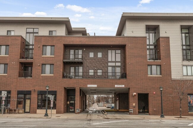 Building Photo - Modern 1-Bed 1.5-Bath + Den Condo in Minneapolis!