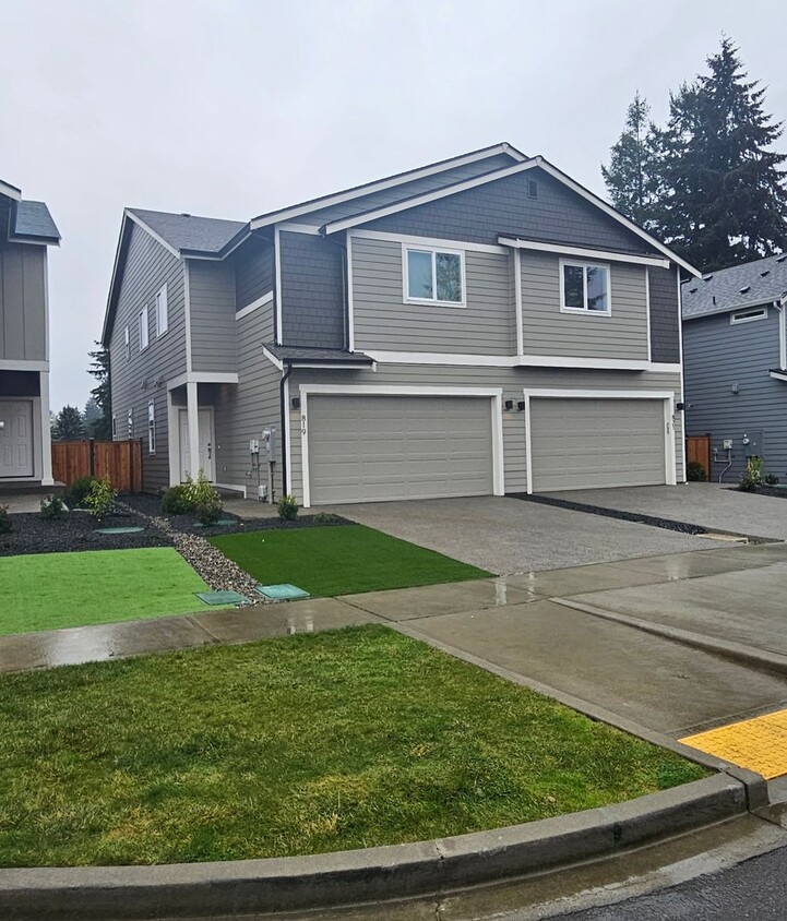 Foto principal - Brand New 4-Bedroom Duplex for Rent in Lacey!