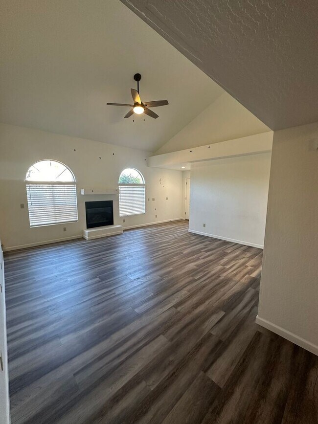 Building Photo - 2 Bedroom Townhome in Cottonwood