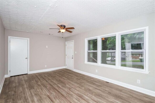 Building Photo - 2312 Polar Rock Dr SW