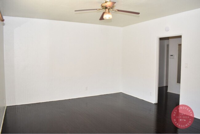 Building Photo - Charming 1-Bedroom Upstairs Unit Near San ...