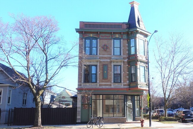 Foto del edificio - 2350 W Belle Plaine Ave