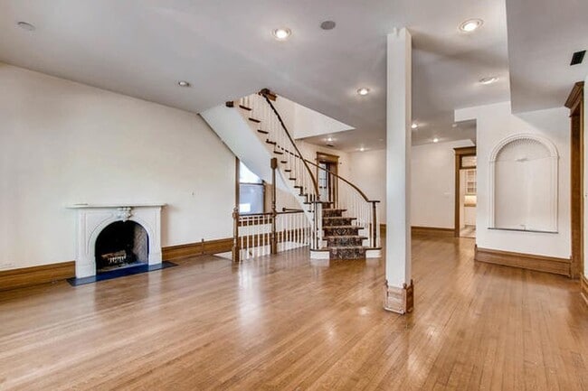 Building Photo - 427 W St James Pl