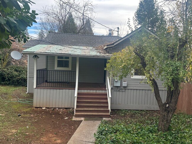 Foto del edificio - Cozy Quiet Grass Valley Charmer - 1/1 650 SF (Driveway, Parking, & Yard)