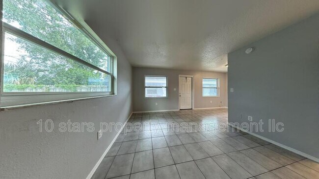 Foto del edificio - 3716 137th Ave N