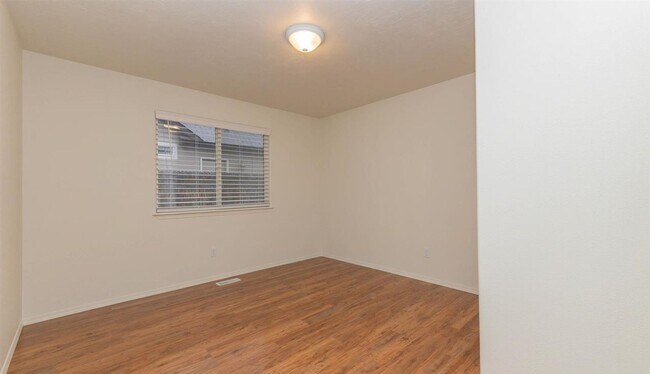 Foto del edificio - Welcome to this spacious 5-bedroom, 2-bathroom home in Nampa, ID