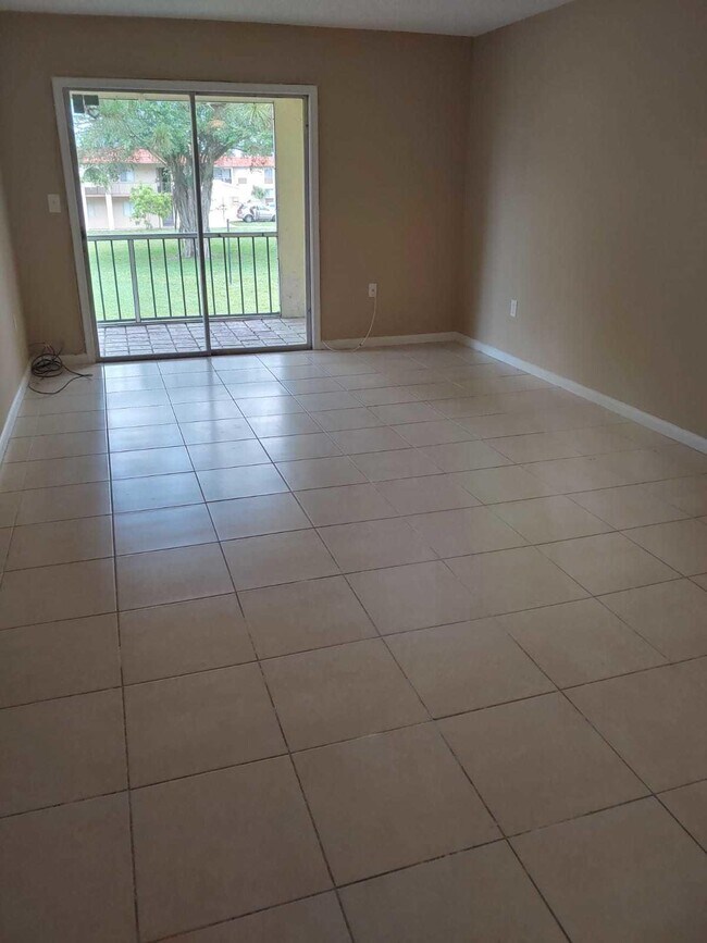 Foto del edificio - 6094 Forest Hill Blvd