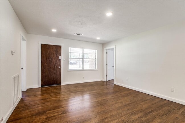 Building Photo - 235 Live Oak St